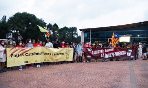 Unes 500 persones participen a la Marxa des de Vinaròs fins a Sant Carles de la Ràpita per reivindicar el llegat de l'1-O 
