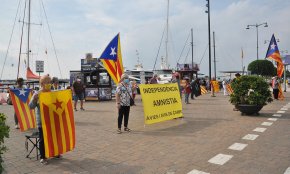 Concentració silenciosa de les Àvies i Avies al Port marcada pel quart aniversari de l'1 d'Octubre