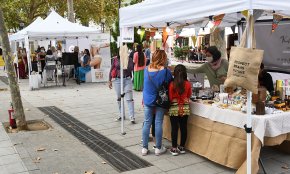 La plaça de Mossèn Joan Batalla, escenari de la primera edició de la Mostra de salut, estètica i bellesa de la Unió de Botiguers
