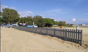 S'instal·la una nova tanca per delimitar la platja de gossos situada a la desembocadura de la riera d'Alforja
