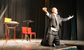 Xavier Graset enceta el cicle de teatre Escena Cambrils amb el monòleg «Sobre els danys del tabac... i les ostres»