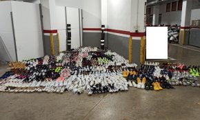 Un accident entre un cotxe i una moto permet comissar 408 sabatilles esportives