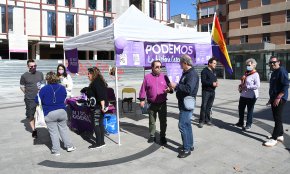 Podem Cambrils munta una carpa per informar del preu de la llum, l'habitatge i la retirada de l'escó al diputat Alberto Rodríguez