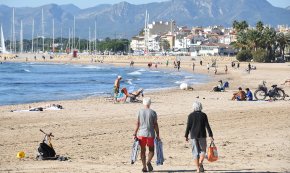 El temps anticiclònic propicia un cap de setmana amb força ambient a les platges cambrilenques