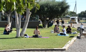 Unes 80 persones participen a Cambrils a la primera edició del Llibert-Art, el Festival d'Art Feminista del Camp de Tarragona