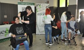 Alumnes del col·legi Cardenal Vidal i Barraquer organitzen una tallada de cabells solidària contra el càncer de mama