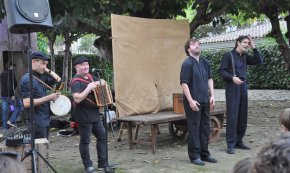 Petits i grans gaudeixen de l'espectacle «El Carrocontes» de Traüt Cia al pati de la Torre del Llimó