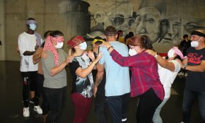 L'Escola d'Adults Rosa dels Vents enceta el curs amb un taller de risoteràpia