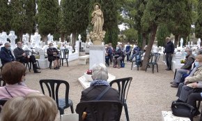 Una seixantena de persones participen al rosari del dia dels Difunts al cementiri parroquial