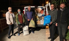 Un grup de voluntaris recull més de 500 quilos de roba i material d'higiene personal per a un camp de refugiats de Grècia