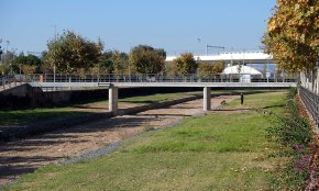 S'obre al pas la passarel·la de vianants sobre la riera d'Alforja dos anys després del seu ensorrament