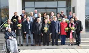 Dotze parelles s'apleguen a la celebració conjunta de les Noces d'Or