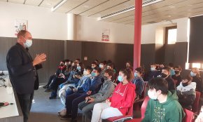 Trobada de l'autor Àngel Burgas amb l'alumnat de 2n d'ESO del col·legi Cardenal Vidal i Barraquer