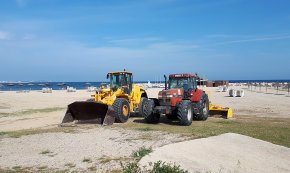Posada a punt de les platges cambrilenques abans de la temporada estival