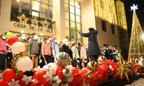Desitjos, música i vent de mestral, en un recuperat acte d'encesa de les llums de Nadal