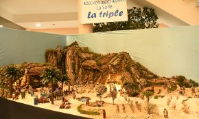 El pessebre del vestíbul de l'Ajuntament, fet per l'AAA la Salle, ja es pot visitar