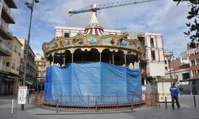 El carrusel clàssic, muntat aquest estiu, es trasllada a la plaça del Pòsit