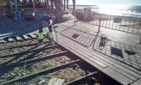 Es repara l'accés de la passarel·la de fusta del passeig marítim de Llevant