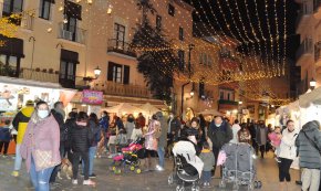 Es posa en marxa el tradicional Mercat de Nadal a la plaça de la Vila (Conté galeria fotogràfica)