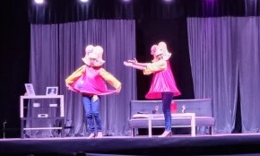 Teatre de Festa Major al Palau Municipal d'Esports amb la comèdia «Una mort a mitges»
