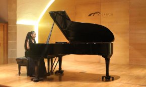 La jove pianista cambrilenca Astrid González encisa al públic de La Cripta