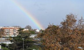 Un espectacular arc de Sant Martí va lluir ahir sobre Cambrils en un dia de vent i fred