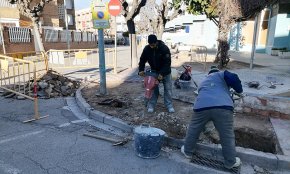 S'inicien els treballs de millora de les voreres del carrer de Montbrió, a la zona del Regueral