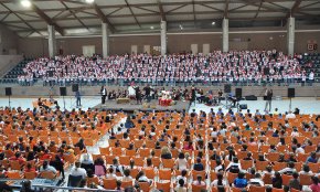 Mig miler d'alumnes de tercer de primària interpreten la cantata «La comèdia del gall»
