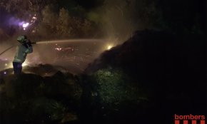Sufocat l'incendi que ha cremat dos munts de restes de poda entre la Dorada i Marcambrils