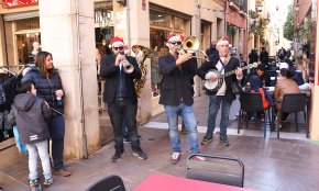 La Stromboli Jazz Band omple de nadales a ritme de swing els carrers del Barri Antic i el Port