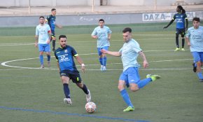 Empat del Marina Cambrils en la seva visita al camp del Base l'Hospitalet de l'Infant 