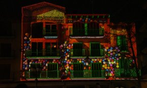 Força expectació a l'estrena del mapping nadalenc a la plaça de la Vila