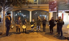 Els alumnes de l'Aula de Sons de Cambrils actuen a les places del barri del Port interpretant nadales