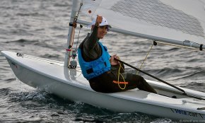 El regatista del CN Cambrils Ricard Castellví guanya la 45a Christmas Race de Palamós en Ilca 7