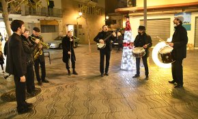 El grup Men in Swing enceta les actuacions del Cambrileja el Nadal pels carrers i places del port