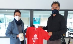 L'Ajuntament lliura la recaptació de la Cursa de Sant Silvestre de l'Hospitalet de l'Infant a la Lliga contra el Càncer