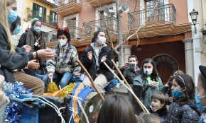 El Tió Solidari de l’Agrupament Escolta i Guia Gent de Mar anima les places de Cambrils la vigília de Nadal 