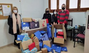La Unió de Botiguers lliura 120 regals a Càritas en el marc de la campanya «Cap nen sense joguina»