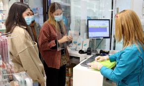Els farmacèutics s’ofereixen a Salut per fer més tests d'antígens i descongestionar els CAP