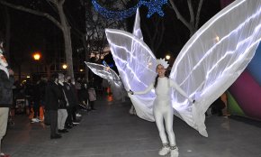 Les Fades de la Llum amb les seves grans ales blanques es passegen pels carrers del Port