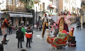 Una colla de personatges nadalencs de la companyia Marieta Voltereta animen els carrers del Barri Antic