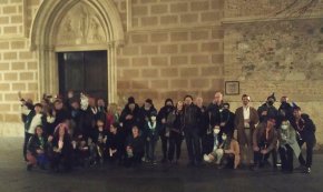 La plaça de l'Església de Santa Maria acull una trentena de persones per celebrar l'arribada de l'any nou