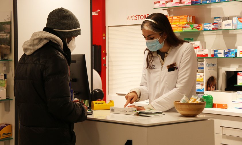 Imatge d'una farmacèutica venent un test d'antigen en una farmàcia de Tarragona