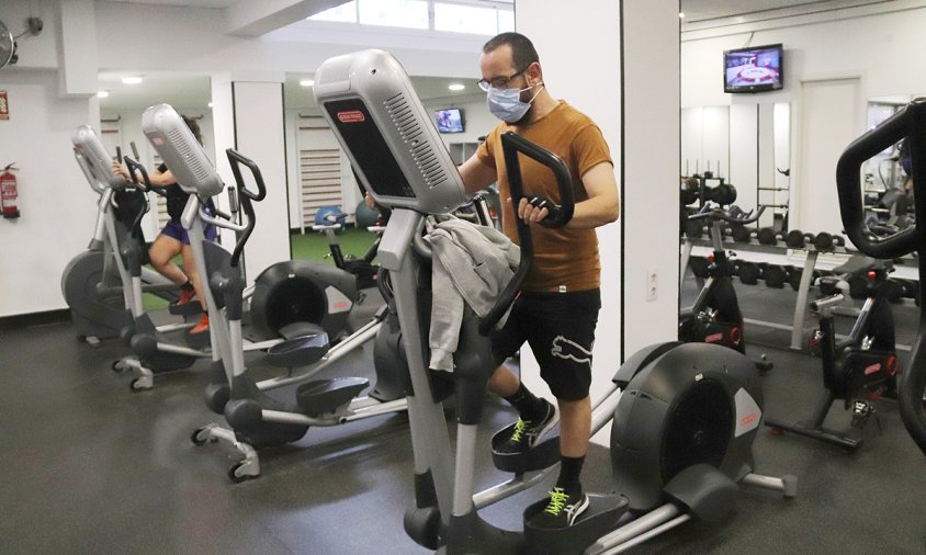 Imatge d'un home fent exercici al gimnàs Royal Tarraco de Tarragona