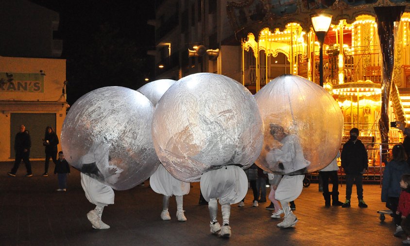 Un moment de l'espectacle de carrer de les Snowballs, ahir a la tarda, a la plaça del Pòsit