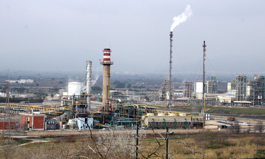 Imatge del polígon nord de la petroquímica de Tarragona vist des de Puigdelfí