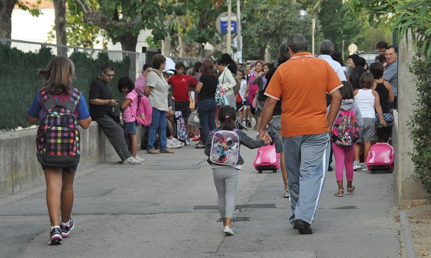 Imatge d'arxiu d'una porta d'entrada de l'escola Marinada