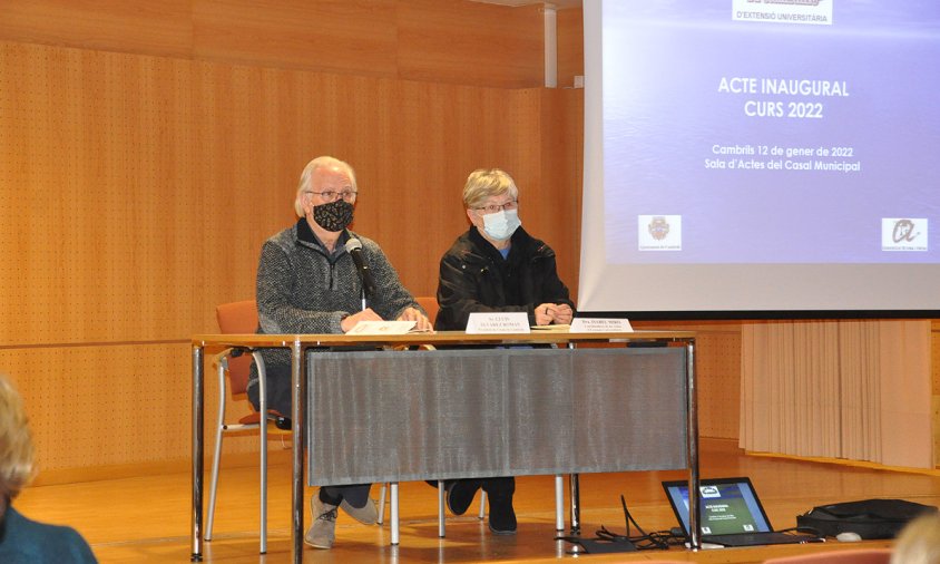 Un moment de l'acte d'inauguració del nou curs 2022 de l'Aula de Gent Gran a càrrec de Lluís Álvarez i M. Isabel Miró