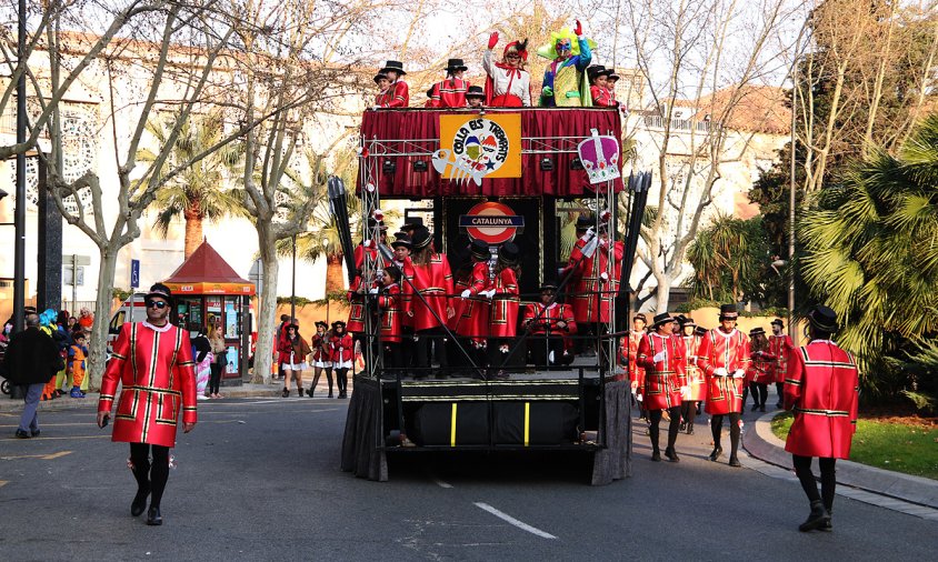 Imatge d'una de les comparses que van participat en la rua de lluïment del carnaval de Reus, el febrer de 2020