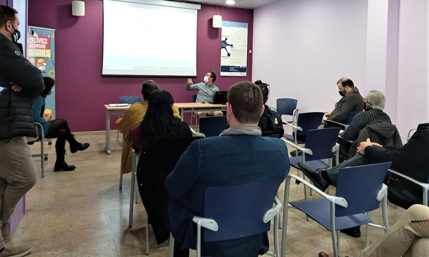 Imatge d'una reunió al centre cívic Les Basses